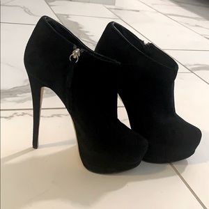 Like new Giuseppe Zanotti suede booties!
